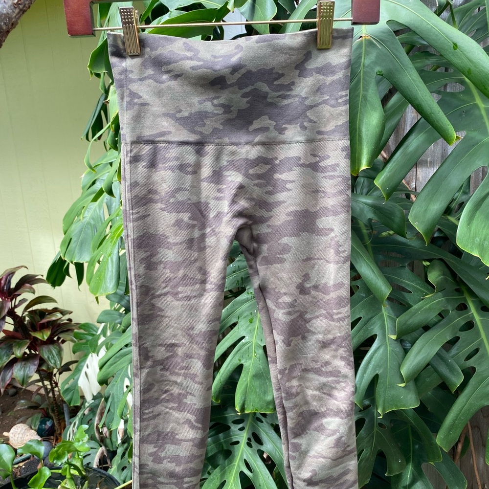 Spanx Look At Me Now Seamless Cropped legging sage camo green